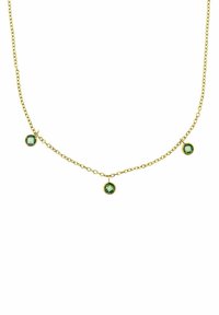 Collar de cadena de oro con tres pequeñas piedras preciosas cuadradas verdes, espaciadas uniformemente como colgantes, sobre un fondo blanco.