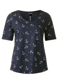 Marinblå t-shirt med kort ärm och V-hals, med ett upprepat mönster av vita ankare och små stjärndetaljer. Mjuk och lätt tyg.