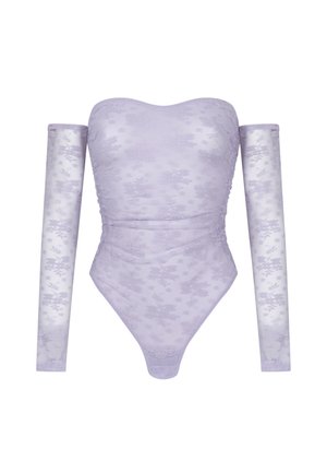 Lavendelfarbener Off-Shoulder-Bodysuit mit transparenten langen Ärmeln, versehen mit einem strukturierten Blumenmuster und einer taillierten Silhouette.