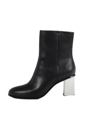 LOLA CASADEMUNT Klassiset nilkkurit - black
