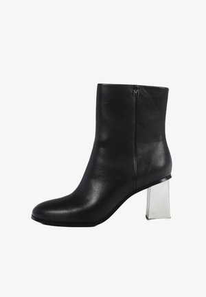 LOLA CASADEMUNT Botines - black
