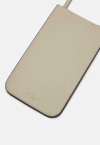 Beige Leder Telefonhülle mit schwarzen Kanten, flaches Design und minimaler Naht. Logo auf der Vorderseite geprägt, einschließlich eines Aufhängereisschlauchs.