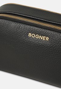 Črna teksturirana usnjena kozmetična torbica z zlatim zip zapiranjem in vtisnjenim logotipom "BOGNER" na površini.