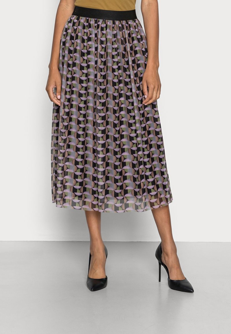 Jupe midi plissée en tissu transparent avec un motif géométrique en violet, noir et crème. Dotée d'une taille élastique et d'un design superposé.