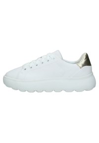 Sneaker bianca con una tomaia in tessuto liscio e suola in gomma arrotondata. Accento in oro metallizzato sul tallone, con sei fori per i lacci.