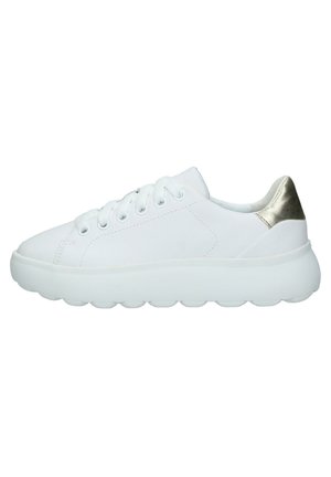 Sneaker bianca con una tomaia in tessuto liscio e suola in gomma arrotondata. Accento in oro metallizzato sul tallone, con sei fori per i lacci.