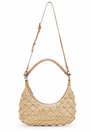 Beige geweven handtas met een gestructureerde netlaag, gebogen bovenhandvat en verstelbare lange schouderriem met metalen sluitingen.