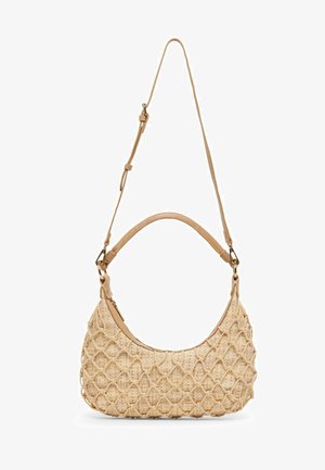 Beżowa pleciona torebka z teksturowaną siateczkową warstwą, zakrzywioną górną rączką oraz regulowanym długim paskiem na ramię z metalowymi zapięciami.