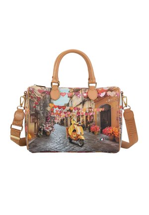 Borsa con manici e tracolla color cuoio, con una scena di strada colorata che mostra una persona su uno scooter giallo sotto decorazioni a forma di cuore sospese.