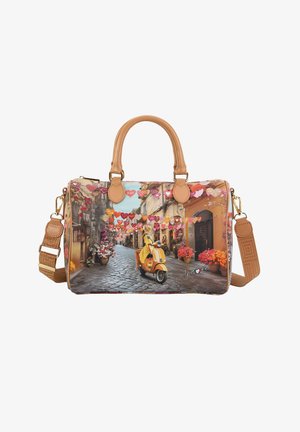Borsa con manici e tracolla color cuoio, con una scena di strada colorata che mostra una persona su uno scooter giallo sotto decorazioni a forma di cuore sospese.