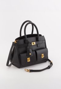 Czarna skórzana torebka z dwoma uchwytami, odpinanym paskiem, złotymi okuciami, dwoma przednimi kieszeniami oraz małą metką. Gładka faktura, prostokątny kształt.