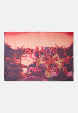 Écharpe avec un paysage au coucher du soleil comportant des palmiers, une personne dans une barque sur une rivière, et des fleurs vibrantes aux tons roses, violets et orange.