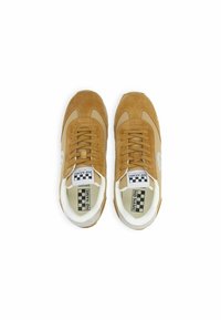 Baskets en suède tan avec des accents beige et des détails blancs, présentant un design à lacets et une semelle intérieure à motif en damier avec l'inscription "NO NAME."
