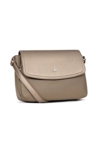 Beżowa skórzana torebka na ramię o fakturze skóry przypominającej kamyki, z klapą zawijaną i akcentem w postaci srebrnego logo. Wyposażona w regulowany pasek.