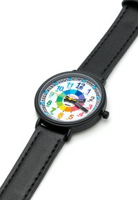 Montre analogique noire avec un cadran blanc ornée de chiffres colorés et d'un design en arc-en-ciel segmenté ; bracelet en cuir noir avec des détails de couture.