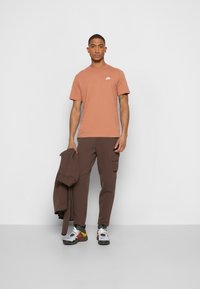Nike Sportswear CLUB TEE - T-shirt básica - mineral clay