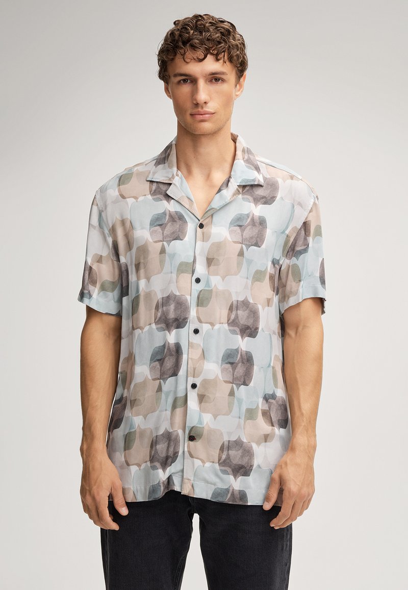 Korte mouwen shirt van lichtgewicht stof met een multikleurig abstract patroon in tinten blauw, bruin en beige; zwarte knopen.