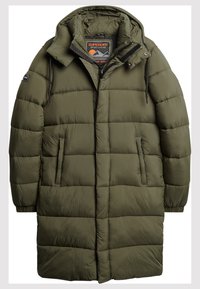 Abrigo de plumas verde oliva con capucha, cierre con cremallera, dos bolsillos laterales y un diseño acolchado con un acabado texturizado.