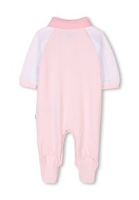 Une combinaison rose à manches courtes, avec des accents blancs et un col côtelé. Présente des poignets élastiqués et des pressions à la base. Matériau doux.