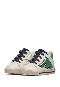 Sneakers bianchi e verdi per bambini con lacci blu navy, dettagli laterali testurizzati e suola in gomma testurizzata. Dettaglio con cerniera sul lato.