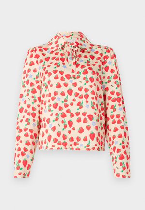 Langärmlige Bluse aus hellem Pfirsichstoff mit Erdbeerprint, grünem Blattwerk und blauen Blumen, mit Knopfleiste und Bindedetail.