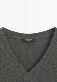 Ciemnoszary sweter z prążkowanej bawełny z dekoltem w serek. Wewnątrz kołnierza znajduje się czarna metka marki "Massimo Dutti".