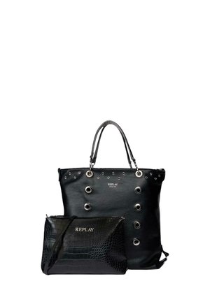 Set di borse in pelle nera: una tote e una piccola borsa a tracolla, decorate con occhielli argentati e loghi Replay. La borsa piccola ha una texture effetto coccodrillo.