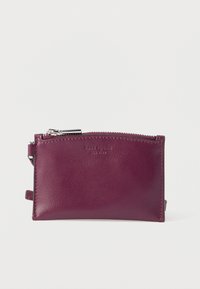 Καρτοθήκη από δέρμα μπουρντό με φερμουάρ, λεία υφή, ανάγλυφο λογότυπο και πλαϊνή θηλιά για πρόσδεση. Συμπαγής ορθογώνιο σχήμα.