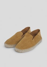 Zamszowe espadryle w musztardowym kolorze, z zakładanym designem, elastycznymi wstawkami z boku oraz podeszwą z jutowego sznurka. Gładka tekstura z minimalnymi akcentami.