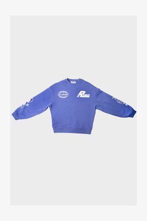 Lila pulóver kerek dekoltázzsal, hosszú ujjakkal, bordázott mandzsettákkal, és fehér logókkal a mellkasán és az ujjain. Puha, pamut keverék anyag.