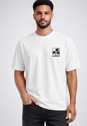 Neverless, HERREN T-SHIRT - PALMEN BADGE - OVERSIZED RELAXED FIT PRINTSHIRT - T-Shirt print - weiß