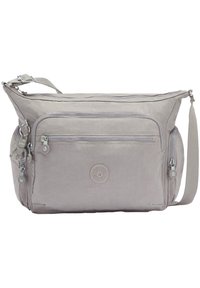 Ljust grå nylon crossbody-väska med flera zip-fickor, justerbar rem och runt logopatch på framsidan.