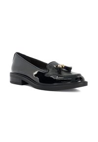 Zwarte lakleren loafers met een gestructureerd zwart paneel, gouden hardwareaccent en kwastdetail. Platte zool en afgeronde te ontwerp.