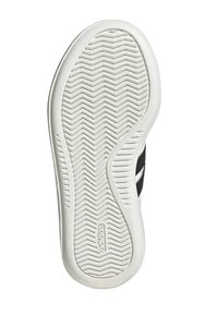Suola di sneaker in bianco e nero con un motivo a spina di pesce testurizzato. Logo "adidas" visibile sulla suola. Forma curva ed ergonomica.