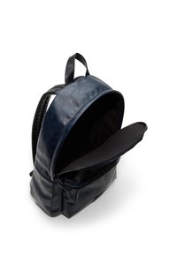 Sac à dos en cuir bleu marine avec un haut arrondi, fermeture zippée et doublure en tissu noir. Dispose de bretelles réglables et d'une poche avant.