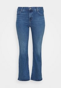 Jeans en denim évasés de couleur bleu moyen avec une texture lisse, dotés d'une fermeture à bouton, de cinq poches et sans embellissements visibles.