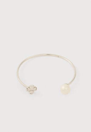 Tanka srebrna odprta zapestnica z majhnim srebrnim cvetom na enem koncu in belo okroglo biserno na drugem koncu.