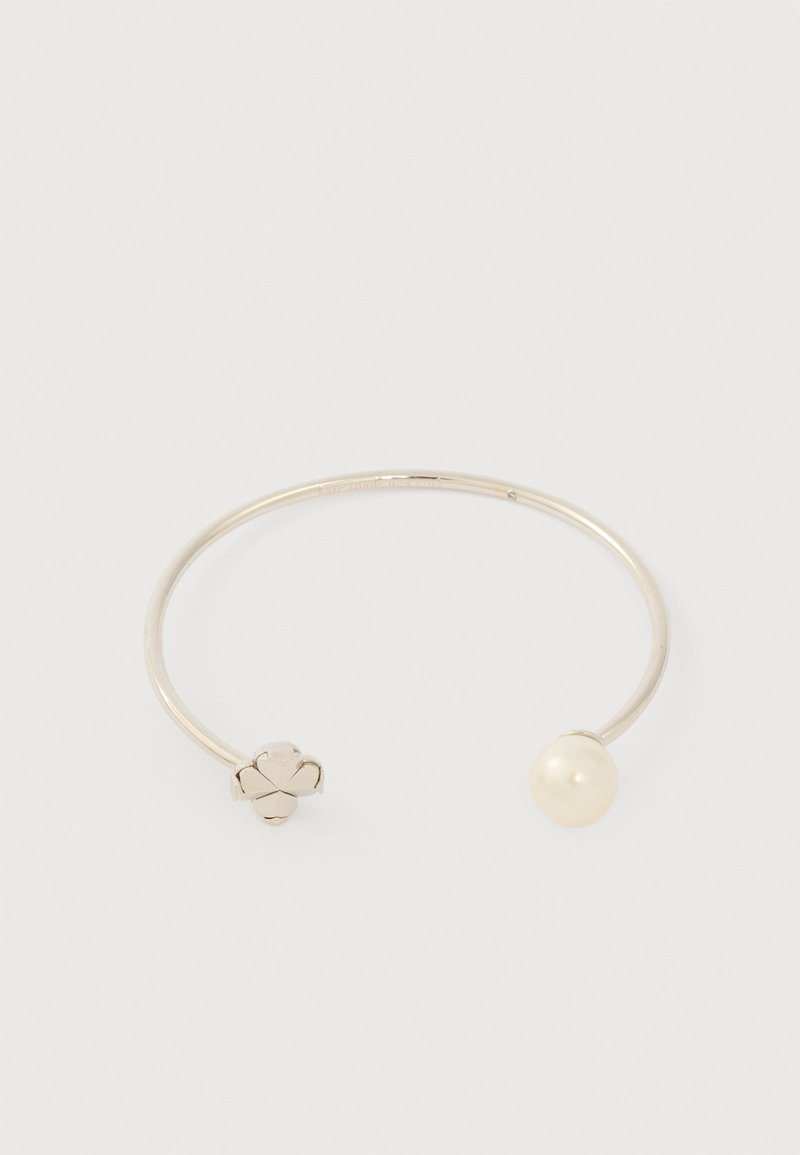 Λεπτό ανοιχτό ασημένιο βραχιόλι με ένα μικρό ασημένιο λουλούδι στη μία άκρη και μια λευκή στρογγυλή πέρλα στην άλλη άκρη.