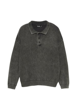 Donkergrijze pullover met een kraag, drie knoopsluitingen en geribbelde manchetten. Zachte textuur met een ontspannen pasvorm en verlaagde schouders.
