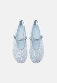 Ανοιχτό μπλε μπαλαρίνες με κεντητό λουλουδάτο μοτίβο, στρογγυλή μύτη, ρυθμιζόμενη τιράντα και απαλό ύφασμα στην επάνω πλευρά. Λείος εσωτερικός επένδυση.