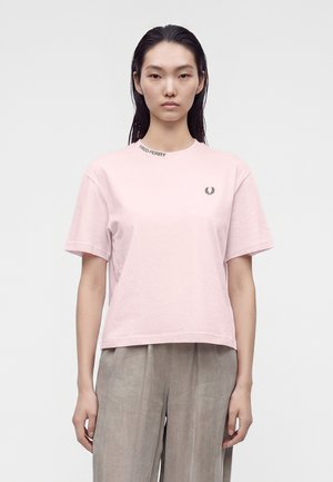 Fred Perry, EMBROIDERED - Обикновена тениска - iced pink
