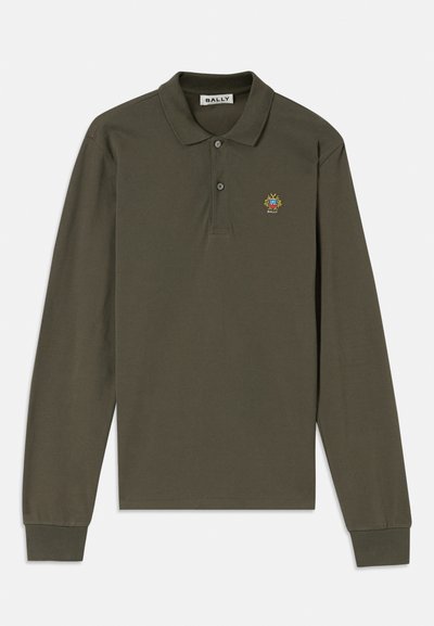 Poloko s dlouhým rukávem v olivově zelené barvě vyrobené z bavlny, s límečkem, dvěma knoflíky a barevným vyšívaným logem na levé části hrudi.