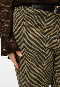 Vero Moda Curve VMCTESSA HR WIDE STRETCH AOP  CUR - Flared jeans - silver mink