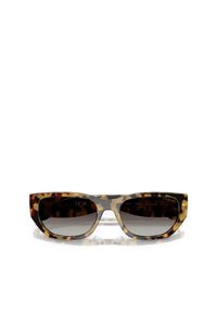 Gafas de sol de carey con forma de ojo de gato, lentes oscuros con degradado y un sutil logotipo en la montura. Textura suave, diseño audaz.
