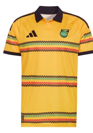 Κίτρινη ποδοσφαιρική φανέλα πόλο με μαύρο γιακά, οριζόντιες ρίγες σε κόκκινο, πράσινο και μαύρο, λογότυπο Adidas και σήμα της Ομοσπονδίας Ποδοσφαίρου της Τζαμάικα.
