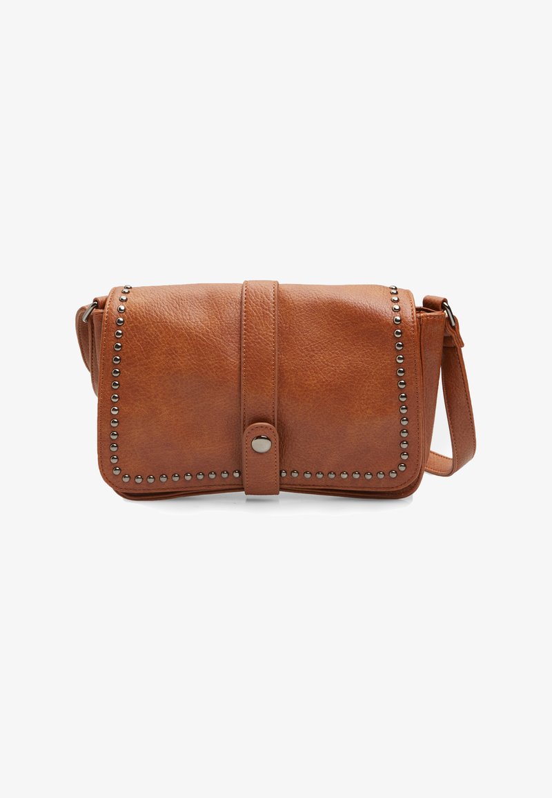 Borsa a tracolla in pelle marrone con accenti borchiati, chiusura a patta e tracolla regolabile; texture liscia e forma rettangolare.