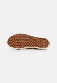 Rubber sneaker sole, featuring a diamond pattern in brown, with a beige side and red accent. Smooth edges and textured grip surface.