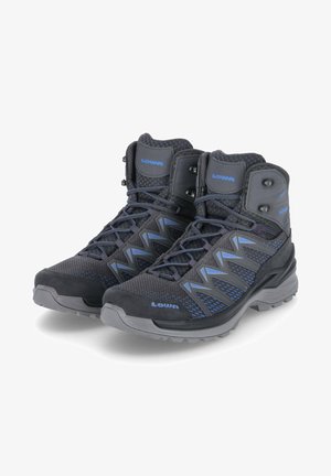 Schwarze Wanderschuhe mit einem strukturierten Mesh-Obermaterial und blauen Akzenten, einem unterstützenden Knöcheldesign und einer robusten Laufsohle für optimalen Halt.