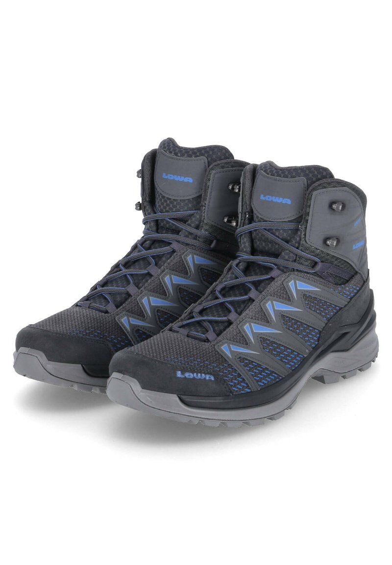 Schwarze Wanderschuhe mit einem strukturierten Mesh-Obermaterial und blauen Akzenten, einem unterstützenden Knöcheldesign und einer robusten Laufsohle für optimalen Halt.