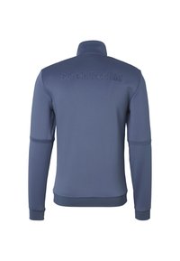 Langärmelige blaue Jacke, von hinten gesehen, mit hohem Kragen und "Sergio Tacchini" geprägt über den Schultern.
